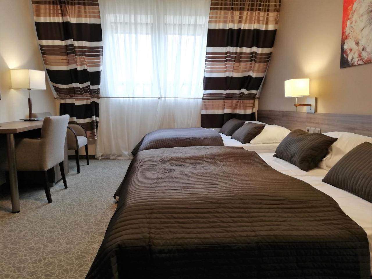 Hotel Zakliki Krakow Luaran gambar