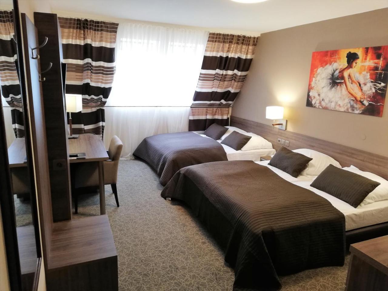 Hotel Zakliki Krakow Luaran gambar